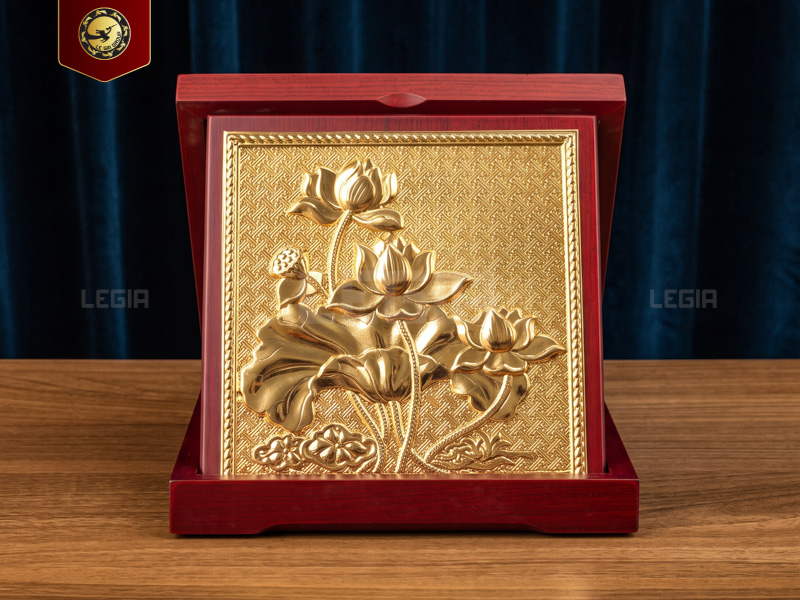 Hộp Tranh Hoa Sen - Đồng Mạ Vàng - 16 x 16cm thumbnail