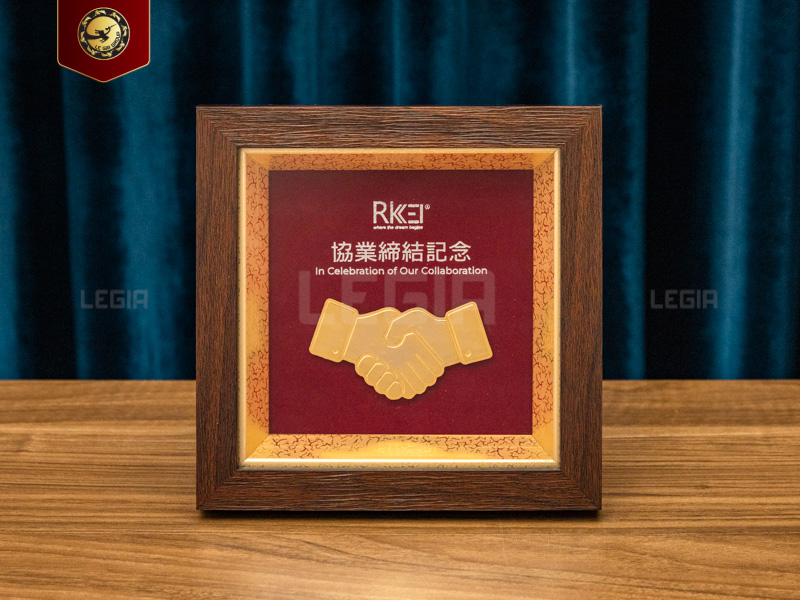 Tranh Ký Kết Hợp Tác Chế Tác Theo Yêu Cầu - Mạ Vàng - 20x20cm thumbnail
