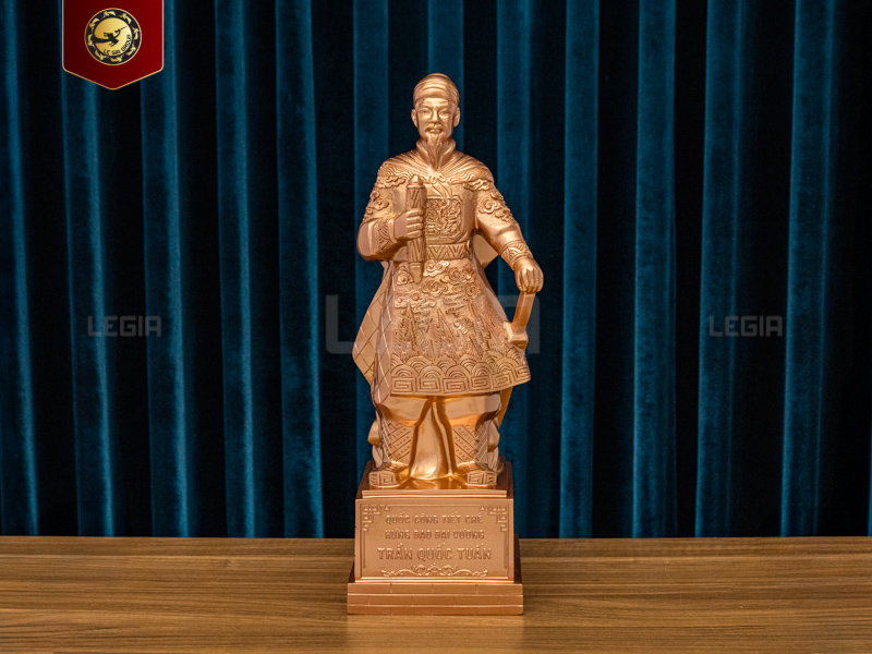 Tượng Trần Hưng Đạo Đồng Đỏ hoa văn nổi - cao 50cm thumbnail